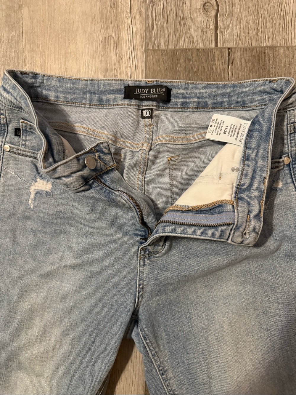 Judy Blue Light Wash Midrise tummy tuck Jeans - Faded Blue